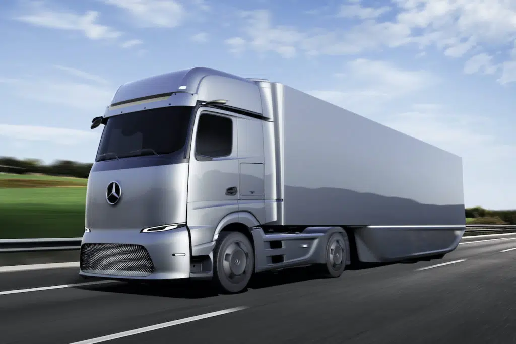 Daimler Truck sends the long-distance electric truck eActros LongHaul on the road