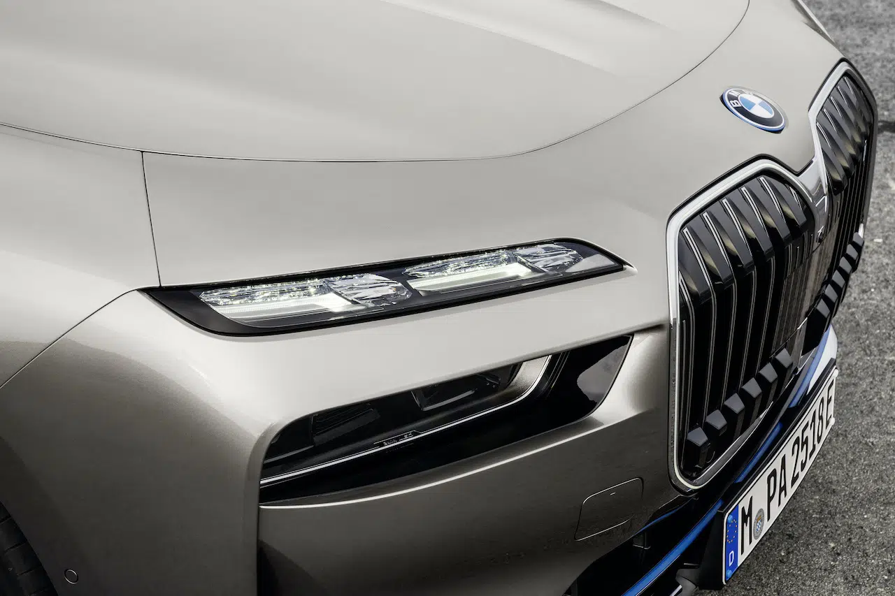 BMW presents electric luxury sedan i7